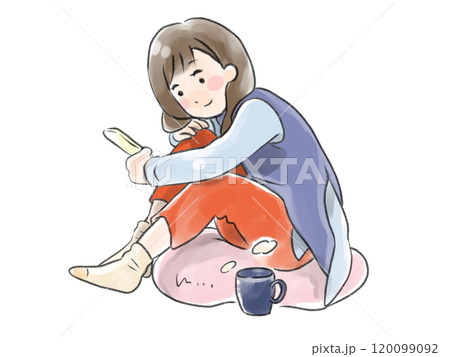 部屋でくつろぎながらスマホを見る女性 120099092