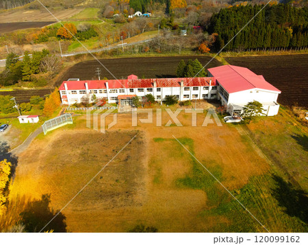 晩秋の北海道乙部町で廃校の姫川小中学校の風景を空撮 120099162