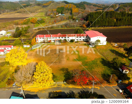 晩秋の北海道乙部町で廃校の姫川小中学校の風景を空撮 晩秋の北海道乙部町で廃校の姫川小中学校の風景を空撮 120099164