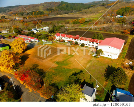 晩秋の北海道乙部町で廃校の姫川小中学校の風景を空撮 晩秋の北海道乙部町で廃校の姫川小中学校の風景を空撮 120099165