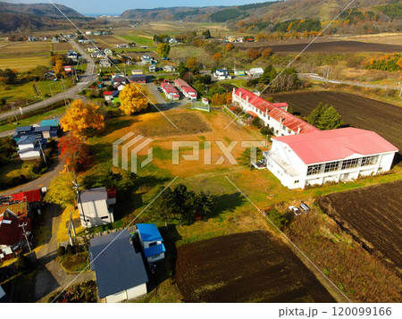 晩秋の北海道乙部町で廃校の姫川小中学校の風景を空撮 120099166