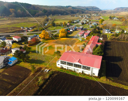 晩秋の北海道乙部町で廃校の姫川小中学校の風景を空撮 120099167