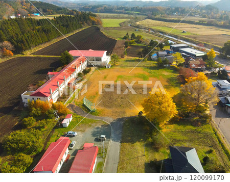 晩秋の北海道乙部町で廃校の姫川小中学校の風景を空撮 120099170