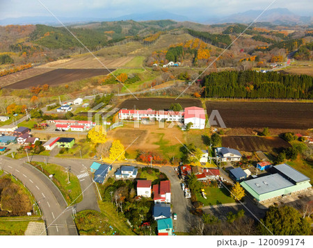 晩秋の北海道乙部町で廃校の姫川小中学校の風景を空撮 120099174