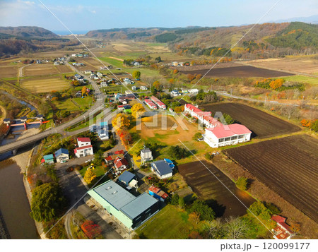 晩秋の北海道乙部町で廃校の姫川小中学校の風景を空撮 120099177