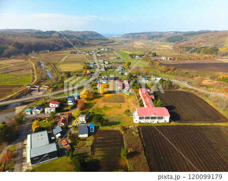晩秋の北海道乙部町で廃校の姫川小中学校の風景を空撮 120099179