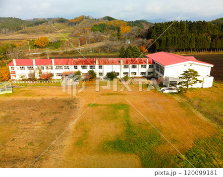 晩秋の北海道乙部町で廃校の姫川小中学校の風景を空撮 120099181