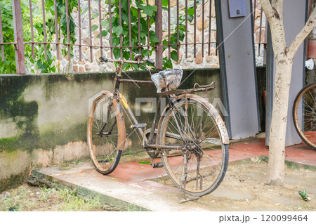 古びた自転車 120099464