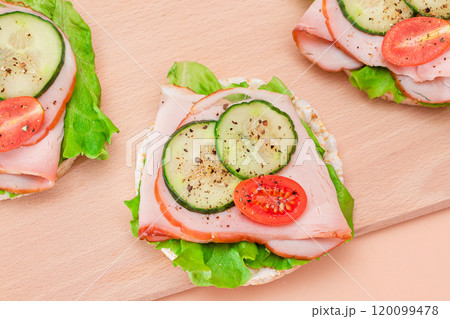 Rice Cakes with Ham, Tomato, Fresh Cucumber and Green Salad 120099478