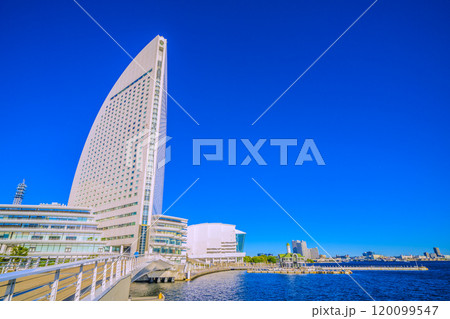 日本の横浜都市景観 女神橋からパシフィコ横浜やぷかりさん橋、臨港パーク（中央奥の緑）などを望む＝7日 120099547