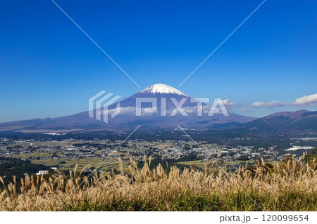 足柄峠から眺める富士山 静岡県小山町にて 足柄峠から眺める富士山 静岡県小山町にて 120099654