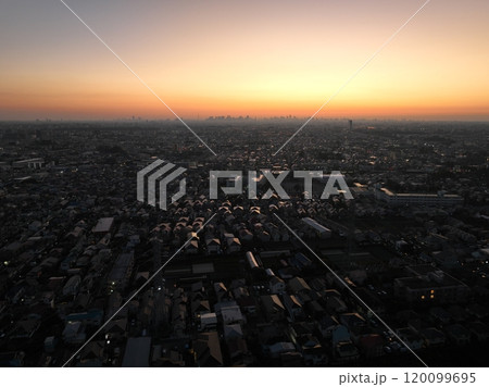 【東京・武蔵野上空から空撮】　都市の日の出・morning in tokyo 120099695
