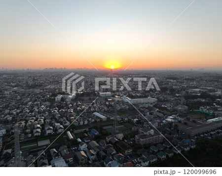 【都内・武蔵野上空から空撮】　都心に昇る朝日 120099696