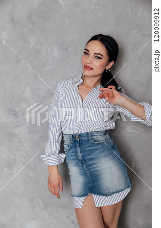 Portrait of a beautiful fashionable young brunette woman 120099912