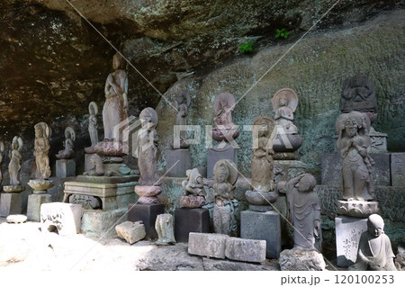 並ぶ地蔵 並ぶ地蔵 120100253