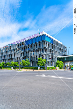 【東京都】爽やかな青空が広がる豊洲市場 【東京都】爽やかな青空が広がる豊洲市場 120100299