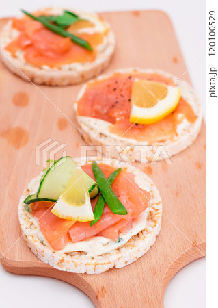 Rice Cake Sandwiches with Fresh Salmon, Cucumber, Lemon and Greens 120100529