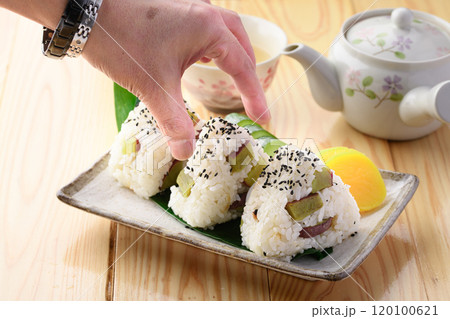 さつまいもご飯のおにぎり 120100621