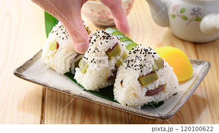 さつまいもご飯のおにぎり 120100622