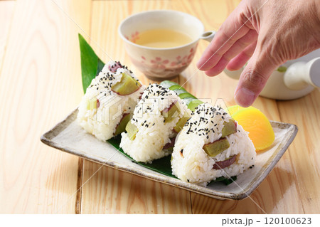 さつまいもご飯のおにぎり 120100623