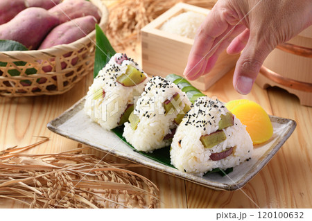 さつまいもご飯のおにぎり 120100632