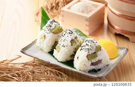 さつまいもご飯のおにぎり 120100635