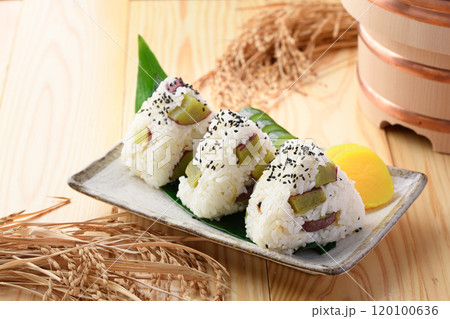 さつまいもご飯のおにぎり さつまいもご飯のおにぎり 120100636