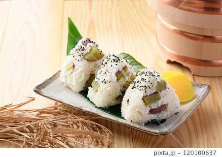 さつまいもご飯のおにぎり 120100637
