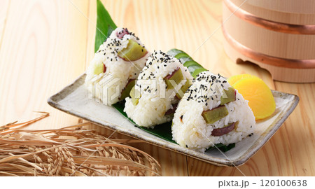 さつまいもご飯のおにぎり 120100638
