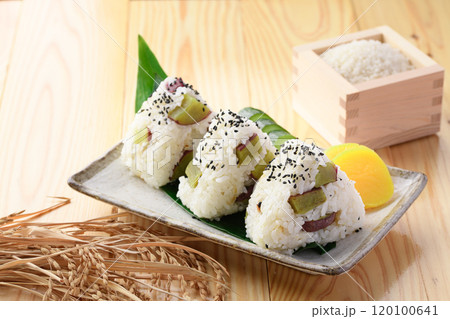 さつまいもご飯のおにぎり さつまいもご飯のおにぎり 120100641