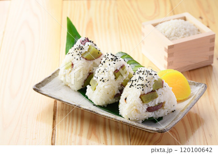 さつまいもご飯のおにぎり さつまいもご飯のおにぎり 120100642