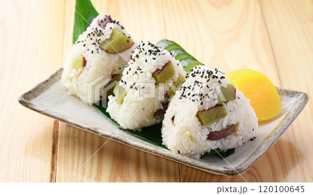 さつまいもご飯のおにぎり 120100645