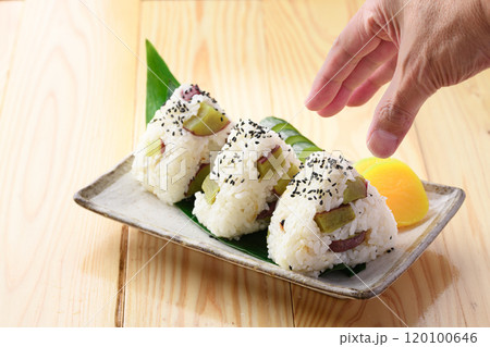 さつまいもご飯のおにぎり 120100646
