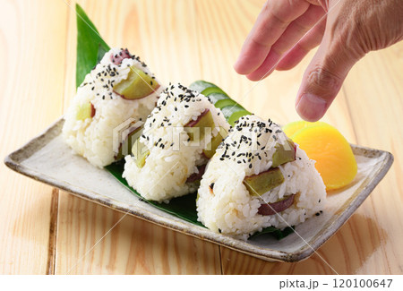 さつまいもご飯のおにぎり 120100647