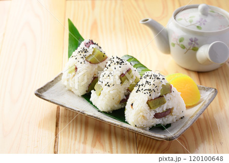 さつまいもご飯のおにぎり 120100648