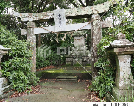 崎津諏訪神社にある金比羅宮 熊本県天草市河浦町崎津 崎津諏訪神社にある金比羅宮 熊本県天草市河浦町崎津 120100699