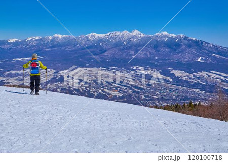 冬の長野県入笠山の山頂から北東側の八ヶ岳連峰と富士見高原を眺める 120100718