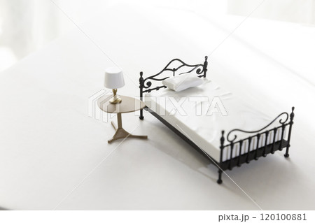 睡眠 起床 早起き 朝のイメージ ミニチュアのベッドとサイドテーブル 120100881