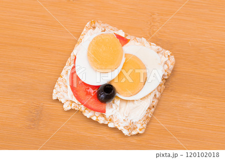 Rice Cake Sandwich with Tomato, Eggs and Olives 120102018