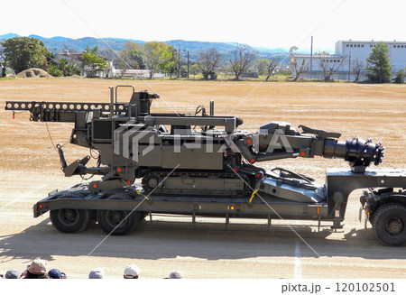 観閲行進する陸上自衛隊の坑道掘削装置 120102501