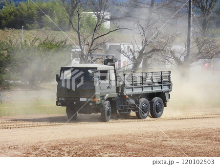 訓練展示に参加する陸上自衛隊 大型トラック 120102503