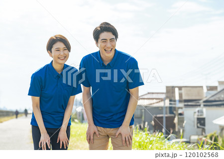 呼びかける介護士・保育士のグループ 120102568