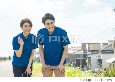 呼びかける介護士・保育士のグループ 呼びかける介護士・保育士のグループ 120102569