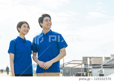 空を見上げる介護士・保育士のグループ 120102570