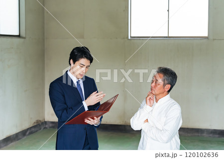 物件の内見をするシニア男性と営業マン 物件の内見をするシニア男性と営業マン 120102636