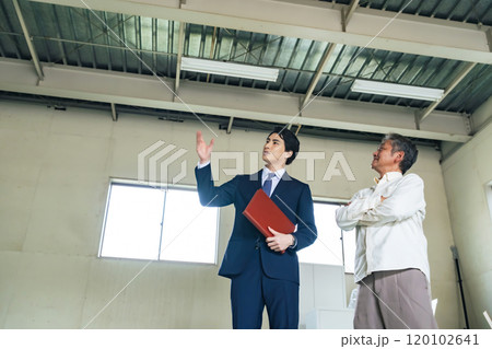 物件の内見をするシニア男性と営業マン 物件の内見をするシニア男性と営業マン 120102641