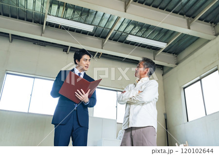 物件の内見をするシニア男性と営業マン 物件の内見をするシニア男性と営業マン 120102644