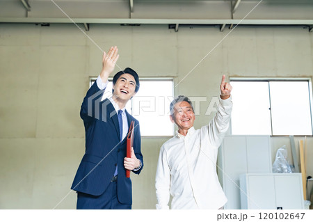 物件の内見をするシニア男性と営業マン 物件の内見をするシニア男性と営業マン 120102647