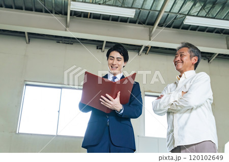 物件の内見をするシニア男性と営業マン 120102649