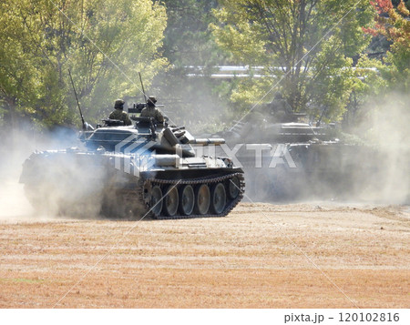 訓練展示を終え退場する陸上自衛隊の74式戦車 120102816